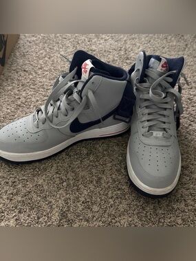 Nike High-Top Sneakers in Light Gray and Navy Blue